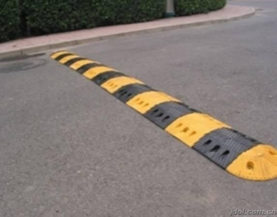 橡胶减速带特价 道路橡胶减速带厂家批发