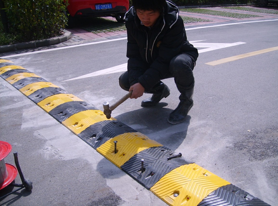 郑州市减速带价格 道路橡胶减速带规格 路面减速带批发