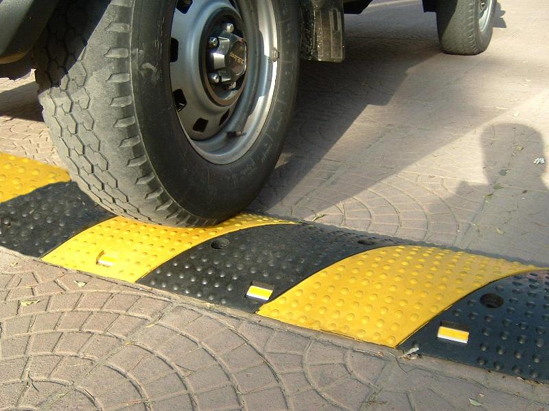 停车场减速带 道路橡胶减速带厂家直销减速带批发