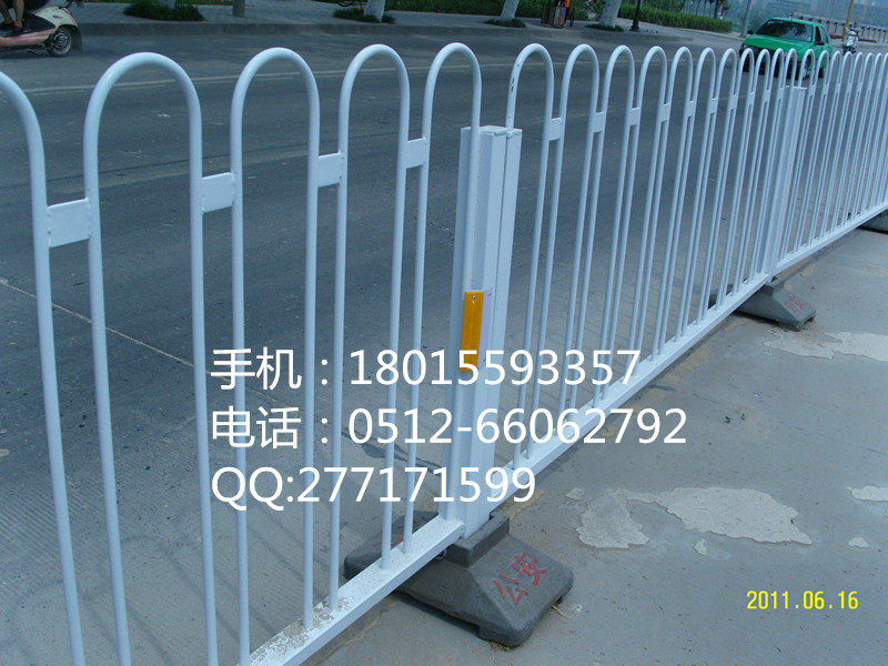 道路护栏价格安全隔离护栏厂家停车防撞栏规格