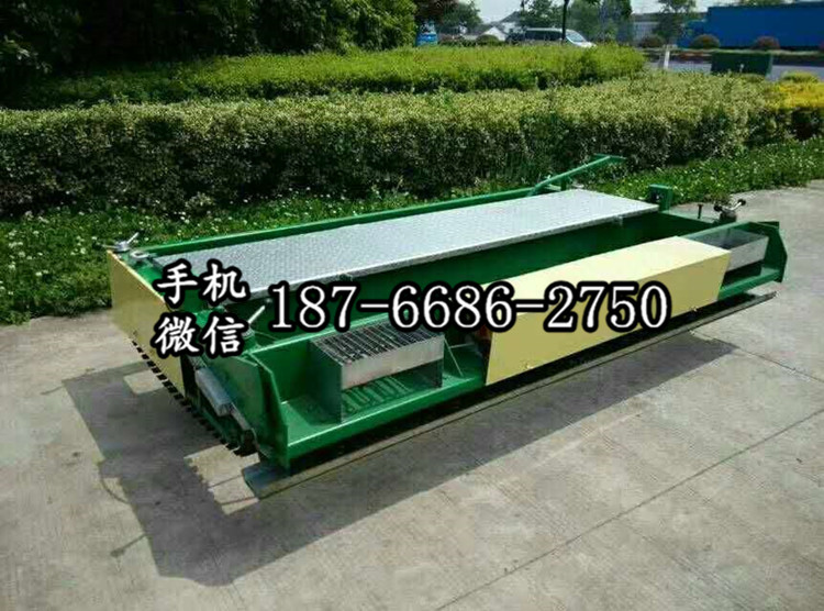云南临沧自走式学校操场摊铺机 塑胶跑道铺设机 体育设施专业厂家 体育场路面铺平机