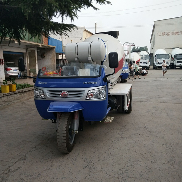 小型混凝土搅拌车工作中的清理方法