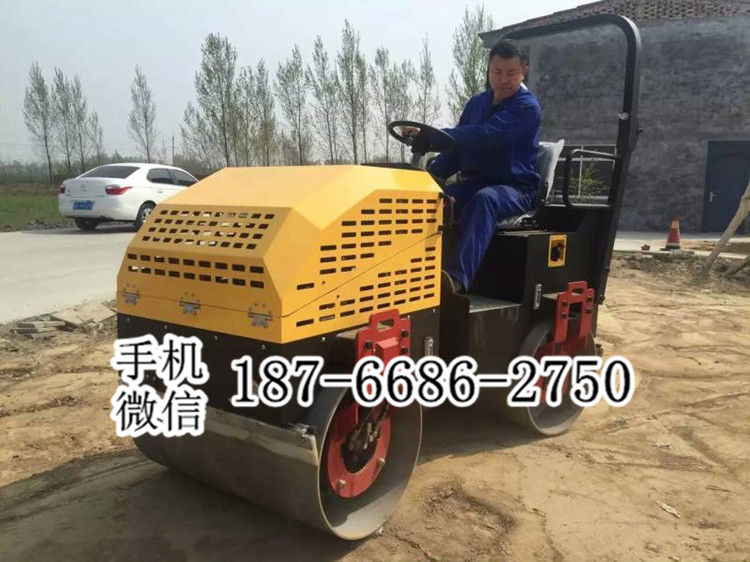 湖南湘西两吨重双光轮振动压路机 工程回填全液压震动轧道机 2吨座驾式压路机
