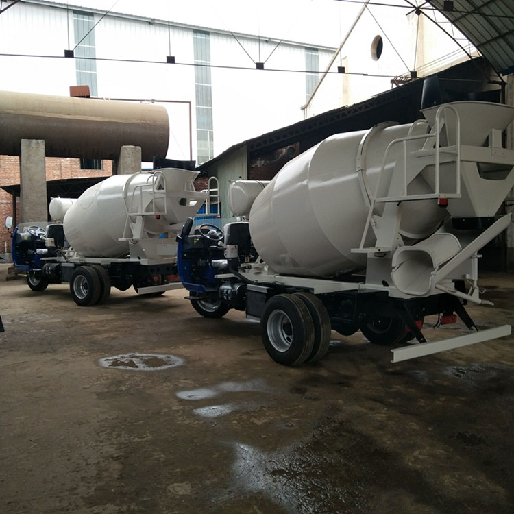水泥小型搅拌车质量信得过价格低廉厂家找漫星机械