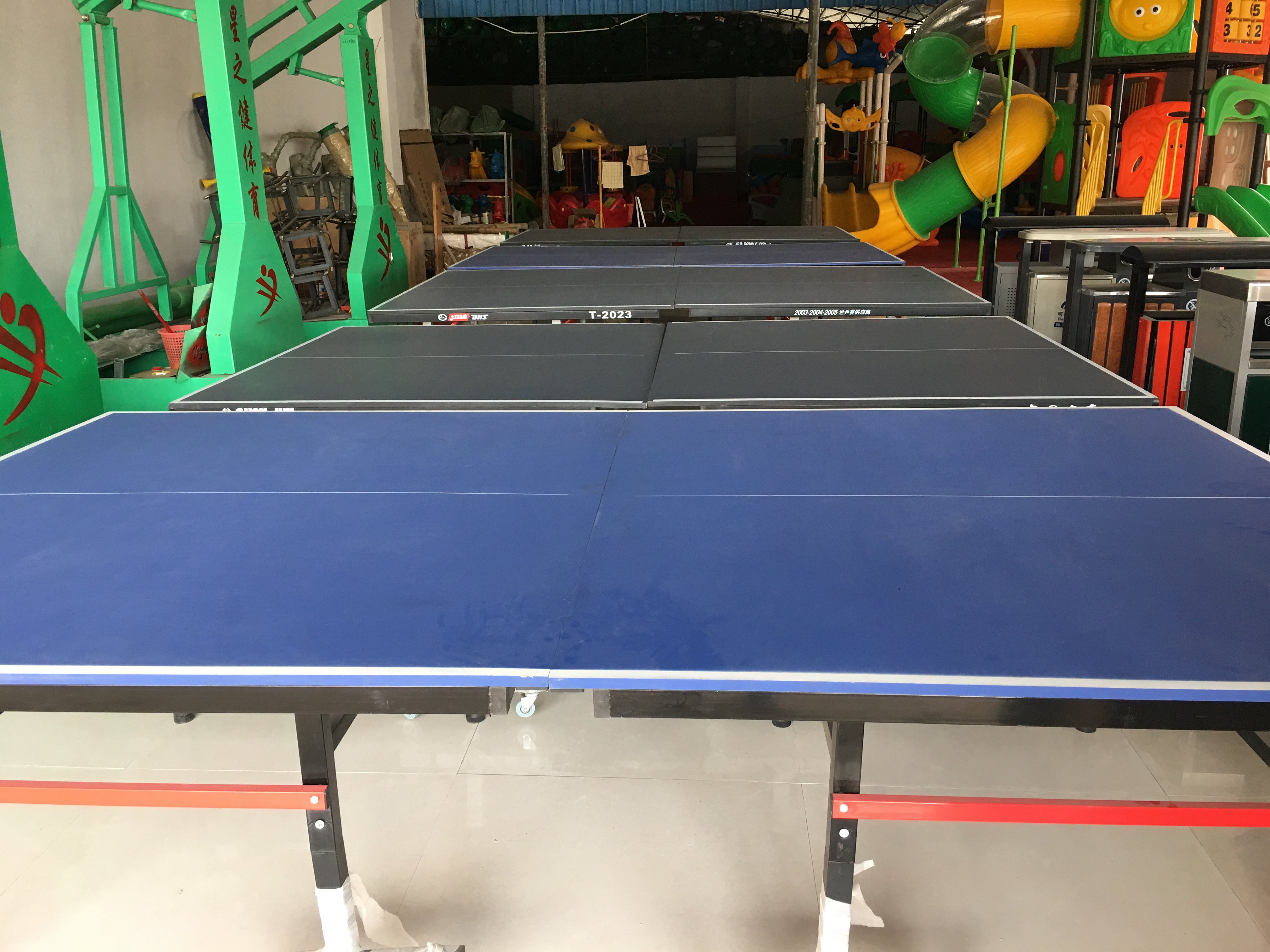 高弹性红双喜乒乓球桌 室内外球桌的区别?折叠式25MM乒乓球台