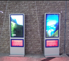 银川火车站手机充电桩广告机投资前景怎样？42寸立式手机充电桩广告机