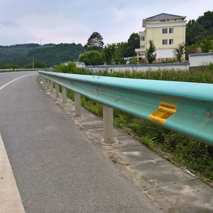 贵州格拉瑞斯厂家直销乡村公路波形护栏，专业的施工队伍！