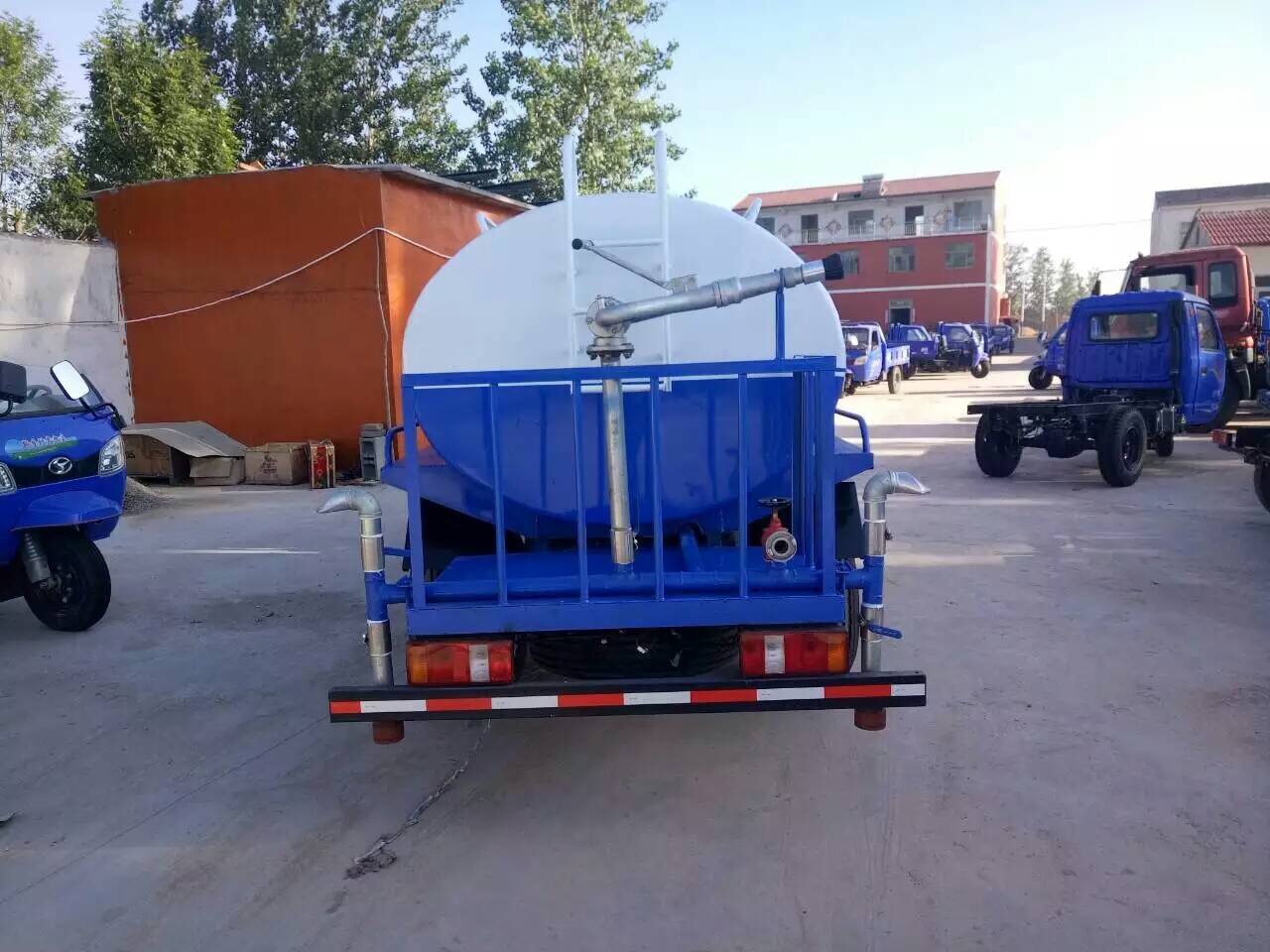 解放赛龙10吨二手洒水车低价处理（全国包送）