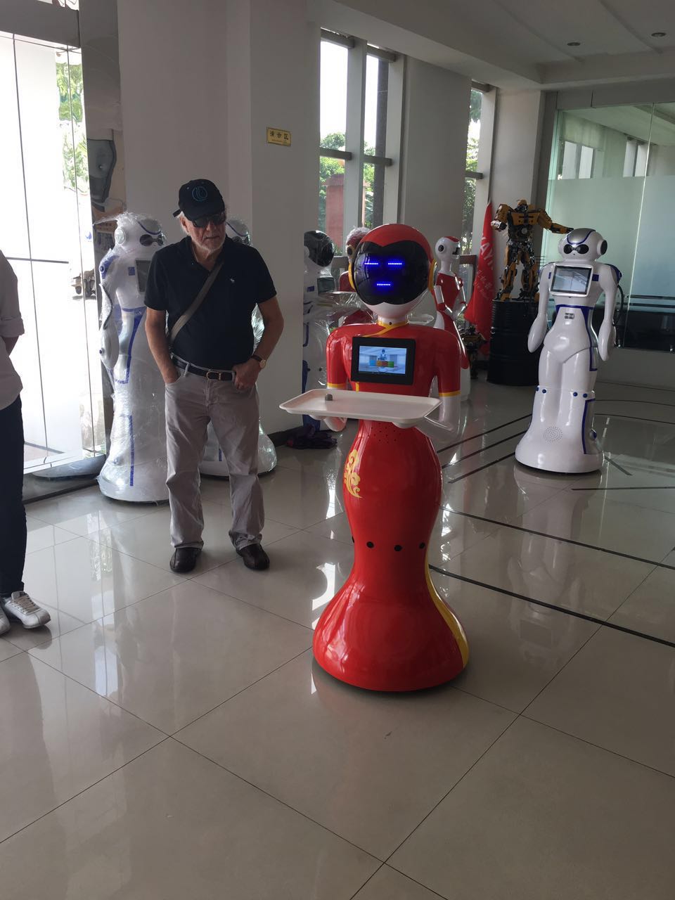 济宁供应送餐迎宾机器人，