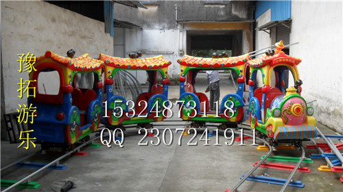 广场轨道小火车 灯光闪烁的广场小火车