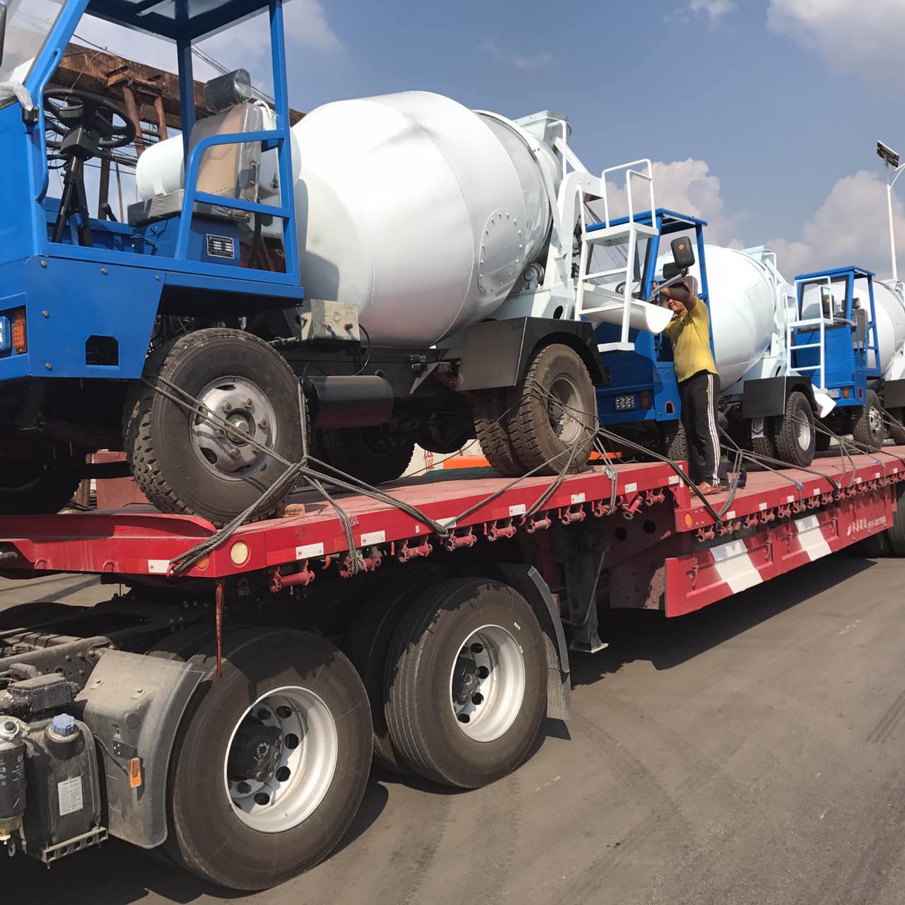 四川南充市履带式混凝土搅拌车 履带式混凝土罐车 履带式运输车