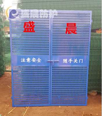 工地电梯防护门电话_冲孔网施工电梯防护门_施工电梯防护门现货
