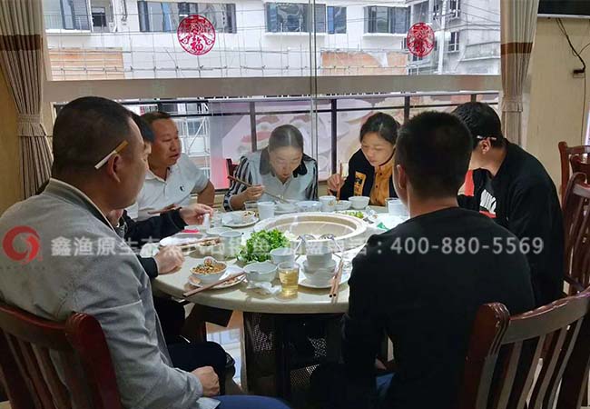 鑫渔云南蒸汽石锅鱼总部：欢迎商前来参加培训