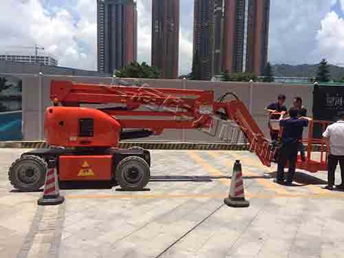 上海自行走直臂式高空升降平台价钱