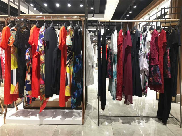 墨布语羽绒服杭州品牌折扣服装走份货源品牌大全