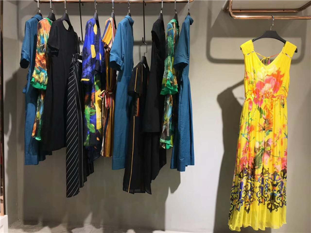雪罗拉羽绒服武汉品牌服装折扣走份货源品牌大全