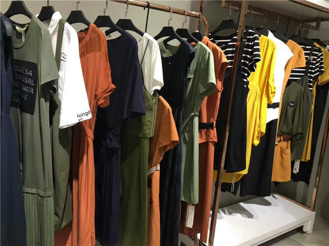 西树影黛羽绒服北京品牌服装折扣走份货源品牌大全