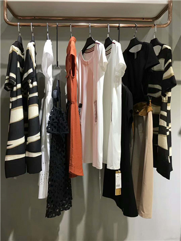 千百惠品牌羽绒服剪标货品批发