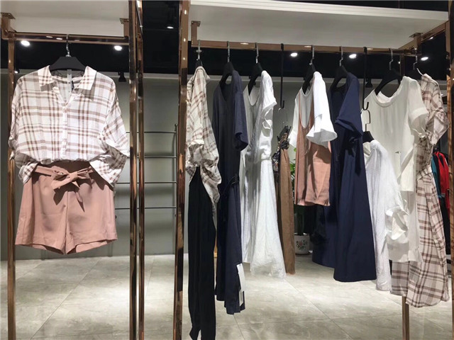 依诗彩品牌折扣女装专柜 清仓剪标货源进货渠