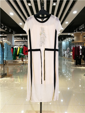 墨布语羽绒服名品折扣店女装剪标