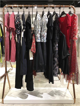 品牌折扣女装衣服宝莱 货源进货渠道那个好