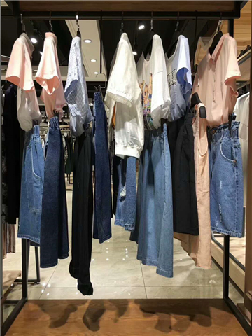 18年VOINGE飞度广州品牌女装批发品牌女装折扣店