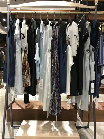 18年维尼T恤广州品牌女装批发品牌女装折扣店