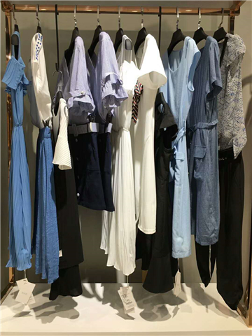 18年信誉衣橱广州品牌女装批发品牌女装剪标折扣店