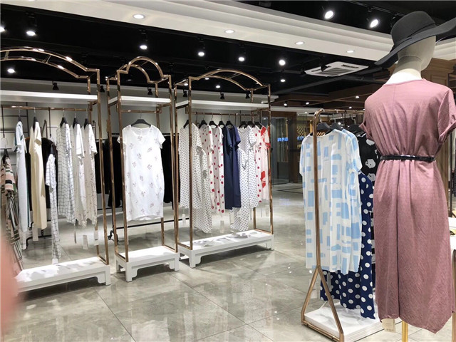 依诗彩品牌折扣女装剪标冬生产厂家货源代理