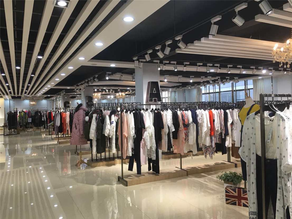 外贸品牌女装折扣店迪卡轩库存服装尾货批发