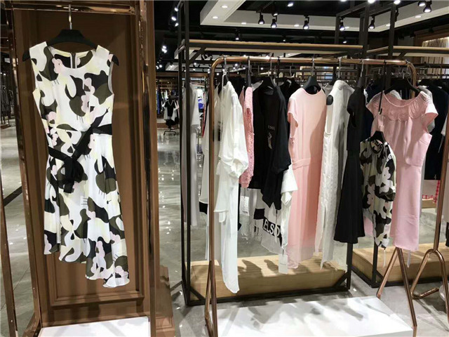 秋冬鸭宝宝羽绒服品牌折扣剪标女装秋货源进货渠道