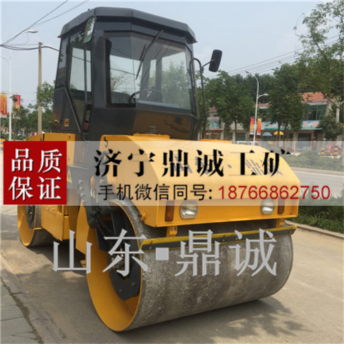 陕西安康自重六吨带驾驶室双钢轮震动压路机 济宁鼎诚6T座驾式压实机价格 配刮泥板和洒水装置