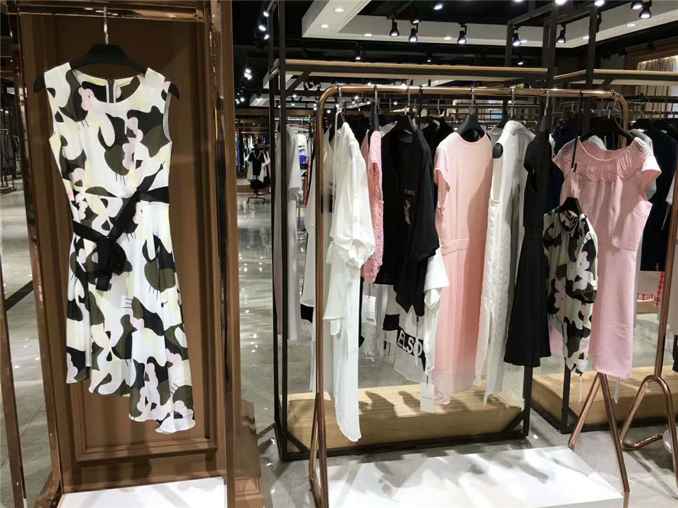 艾米丽羽绒服折扣店女装生产厂家货源代理货源进货渠道那个好