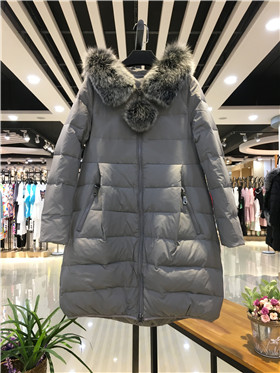 品牌折扣女装爱美斯羽绒服专柜 