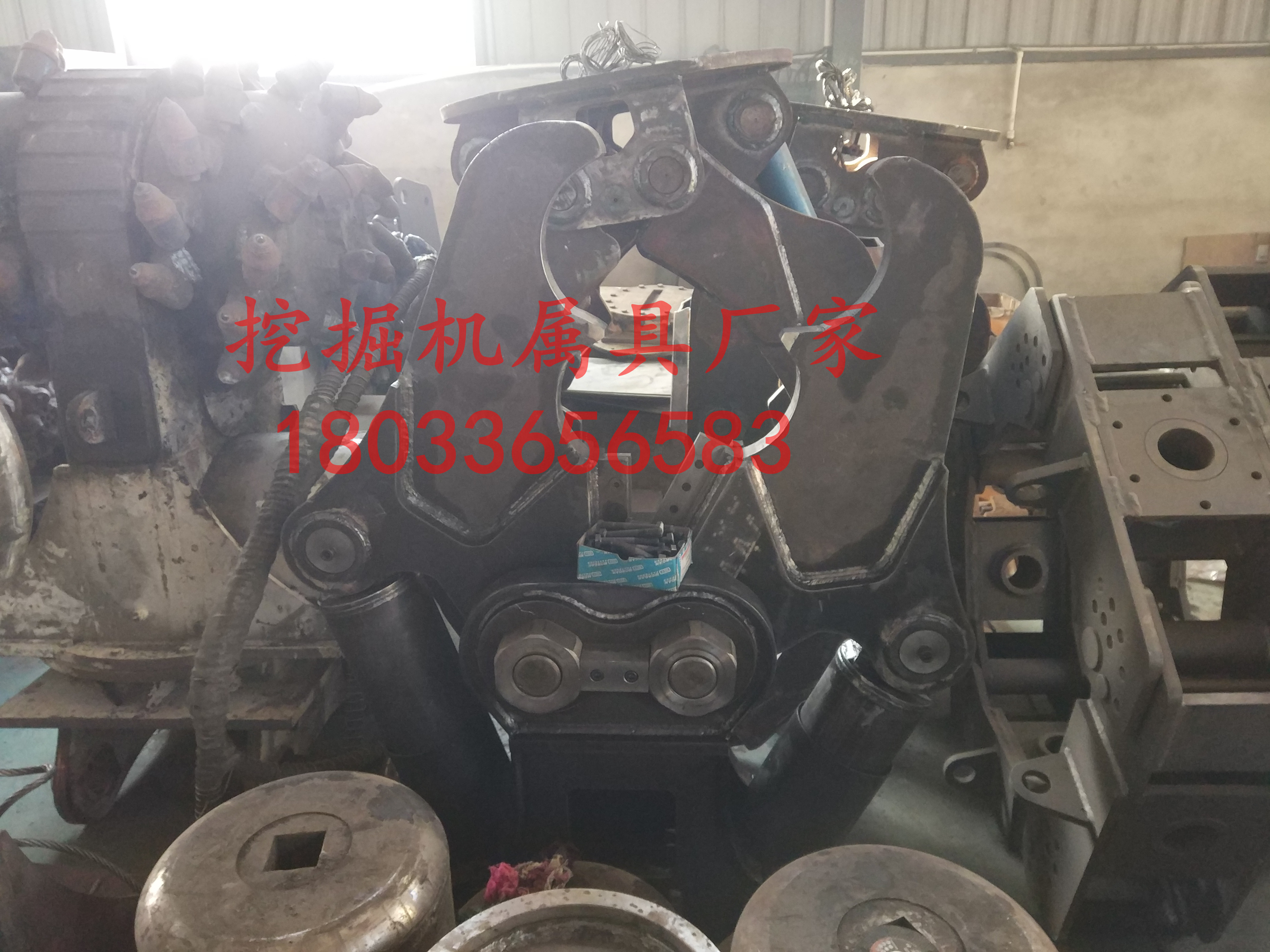 拆房挖掘机。 液压粉碎剪  液压钢筋剪 破碎钳 快速拆迁设备 液压剪拆房子