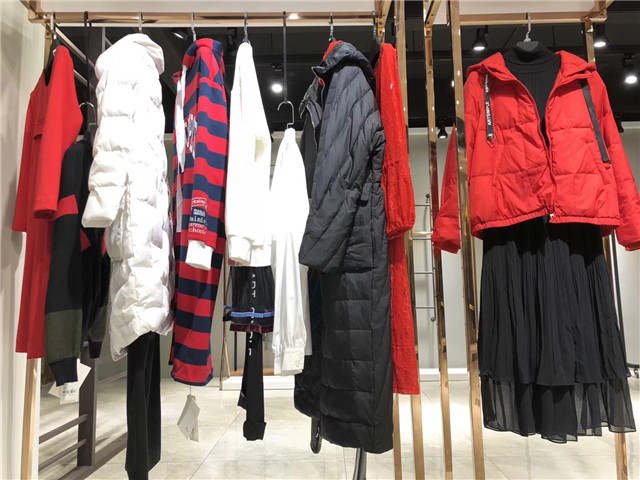 精品女装朗曼笛羽绒服折扣批发尾货一手货源