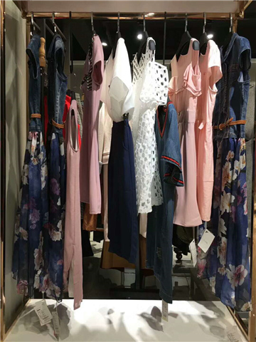 18年丝绸之路外贸女装批发品牌女装剪标折扣店