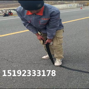 广西桂林路面裂缝贴缝带是华通人的骄傲