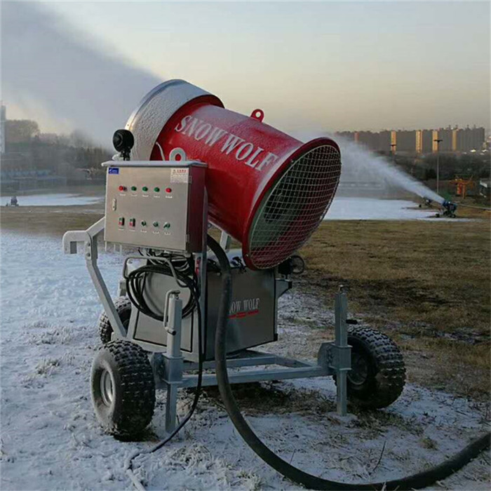 造雪机厂家浅谈选择滑雪场造雪机设备三要素