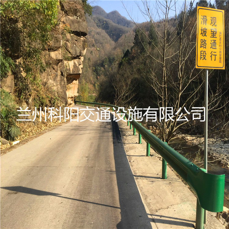 西宁湟中道路波形梁护栏按图纸要求定做生产，尺寸严格