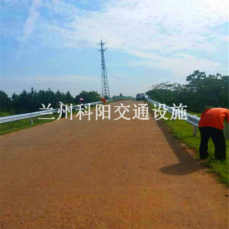 天水张家川 公路防撞波形梁护栏板规格齐全，质量三包，有专业的施工队