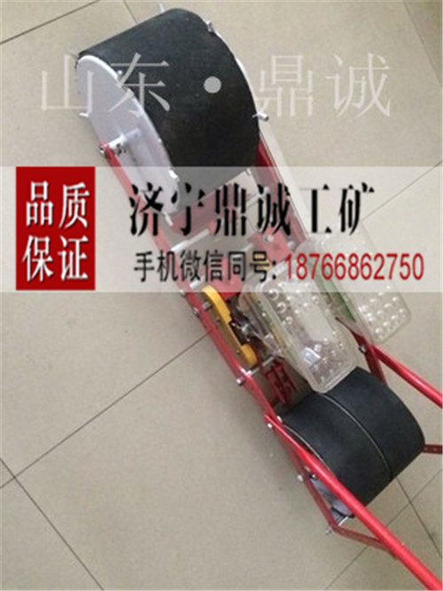 辽宁朝阳手推式两行四行蔬菜播种机 人力滚筒式萝卜白菜点播机 青菜种子条播机