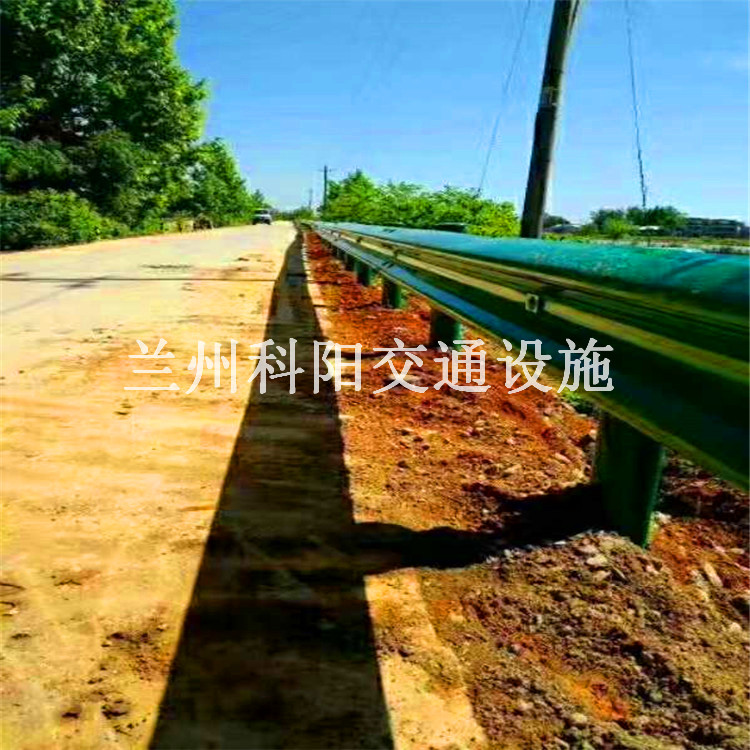 临夏积石山公路防撞波形梁护栏板规格齐全，质量三包，有专业的施工队