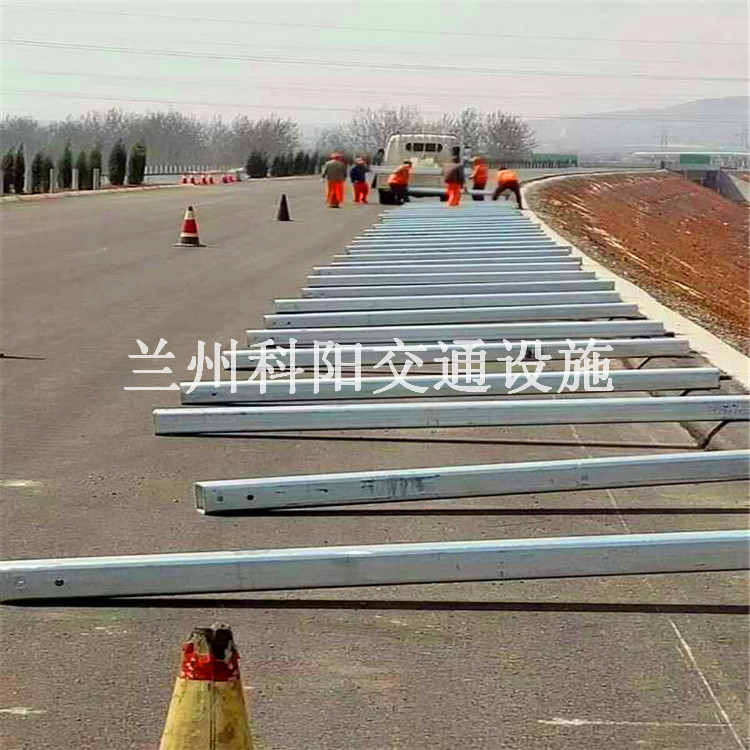 玉树曲麻莱道路波形梁护栏按图纸要求定做生产，尺寸严格