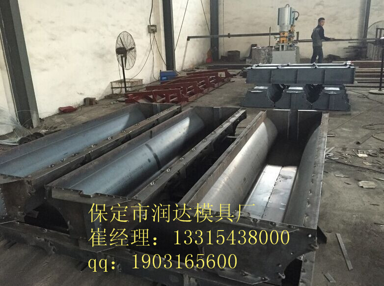 道路隔离墩模具应用