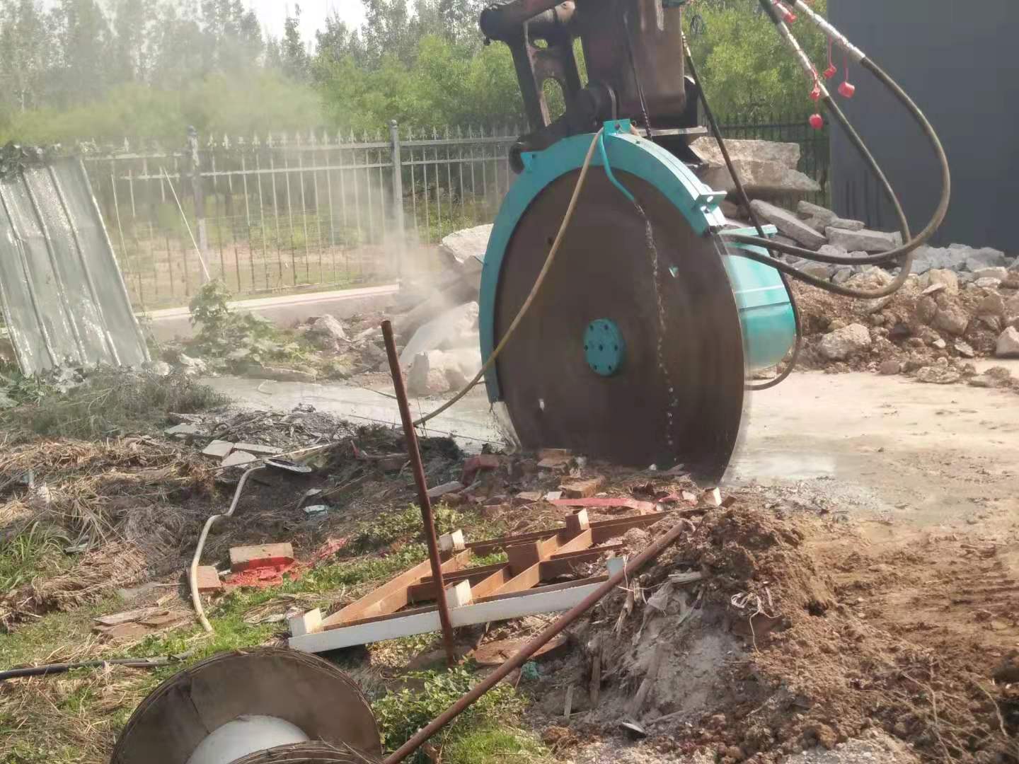 供应挖机液压锯挖掘机改装圆盘锯开山锯石机矿山锯　岩石锯