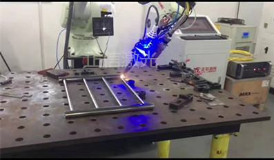 工业机器人激光焊接机 对不锈钢门窗的焊接