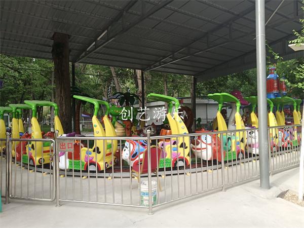 新型轨道游乐设备8辆车欢乐锤 16人香蕉火车游乐设备