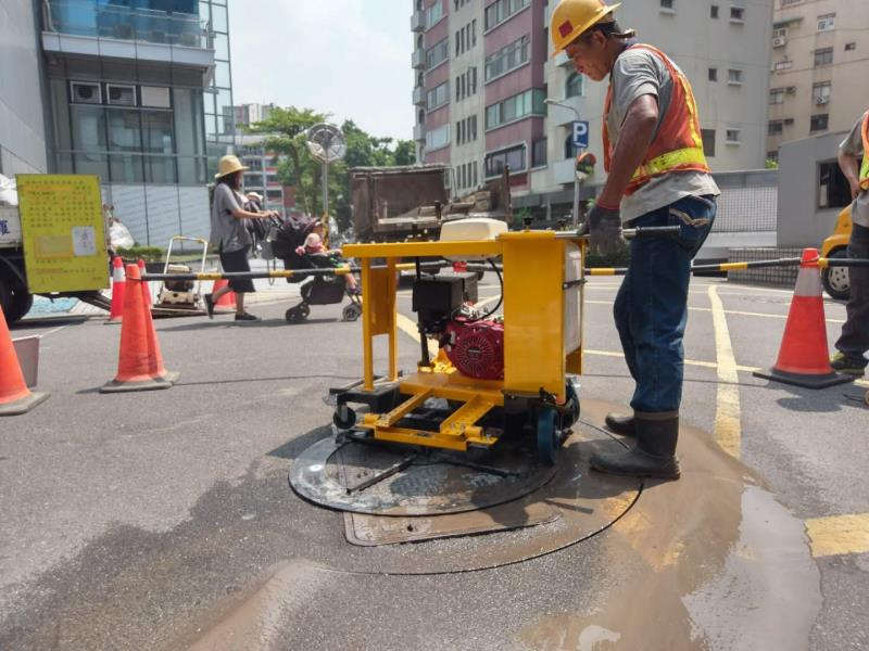 路面养护井盖切割机手推式马路切圆机