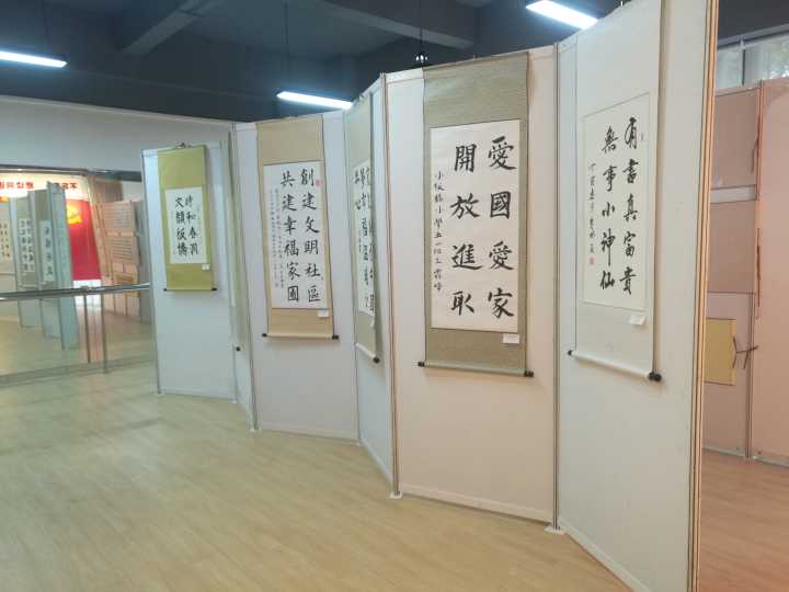 昆明带滑轮移动折叠校园宣传展板出租